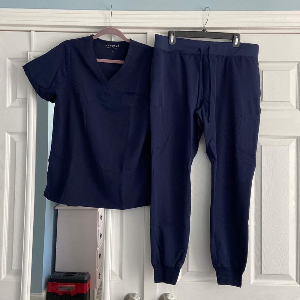 Mandala M Joggers and M One Pocket Top